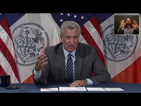 Video: Burgemeester Bill De Blasio Van New York Stuurt Een Krachtig Bericht Naar Latinx Community
