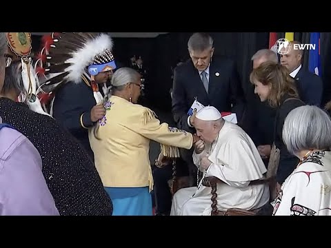 El Papa Francisco saludó a los representante indigenas de Canadá