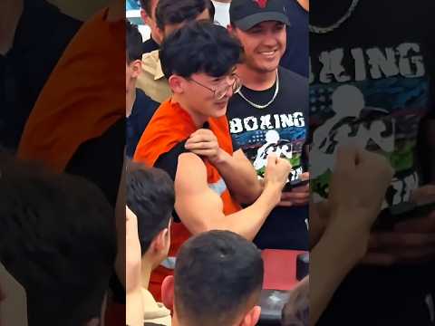 عامل نظافة يفاجئ الجميع بقوته 