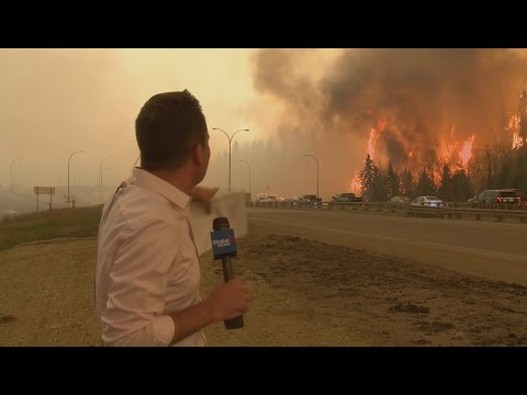 Caught on camera: Fort McMurray fire erupts behind Global News reporter