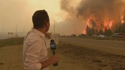 Caught on camera: Fort McMurray fire erupts behind Global News reporter