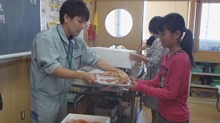 地元の味覚を楽しんで 富山でベニズワイガニ給食 Snow crab provided for school lunches