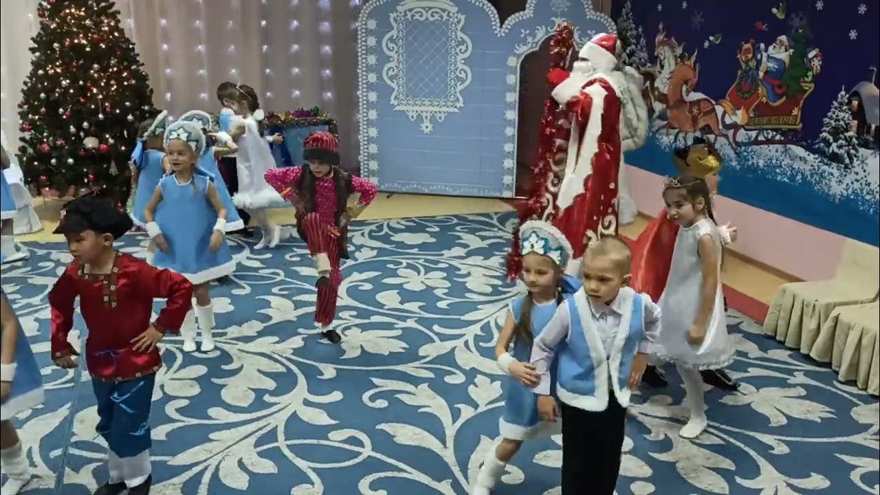 Видео танец деда мороза. Танец деда мороза на утреннике в детском саду под песню баскова в 1921. Научите танцевать дед мороз песня. Прикольный танец деда мороза в детском саду видео. Научите танцевать дед мороз нас попросил плюс.