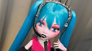 I made DRACULAURA-MIKU! Hatsune Miku x Monster High fashion doll!