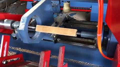 Máy tiện gỗ (chân ghế chân giường, tay vịn cầu thang...) cấp phôi tự động
