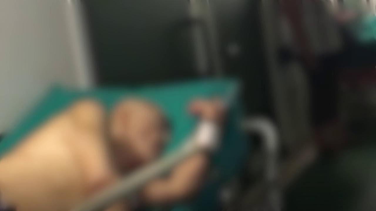 Una notte al pronto soccorso, a Torino cinque giorni parcheggiati sulle lettighe