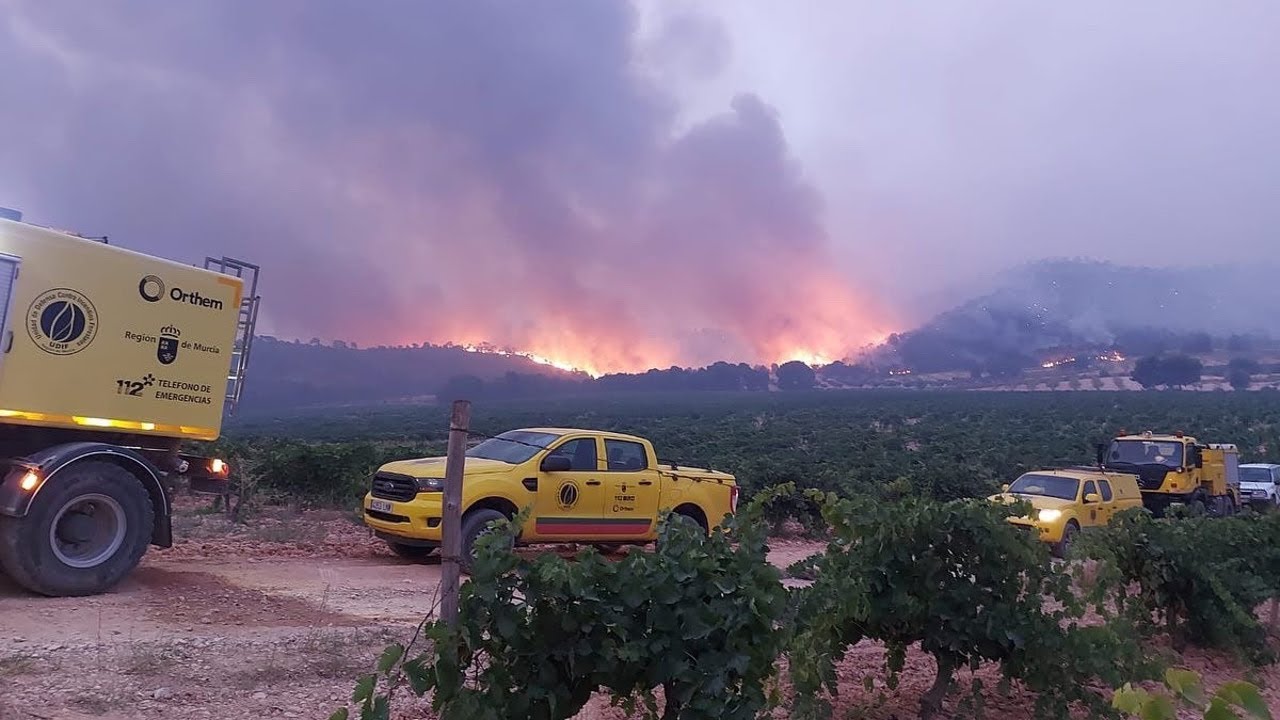 Galicia sigue en llamas y la UME acude a sofocar los incendios de Zaragoza y Castilla-La Mancha
