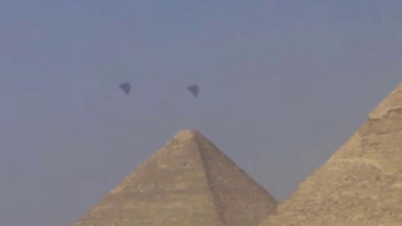 Египет летает ли россия. НЛО над пирамидами в Египте. Пирамиды Гизы НЛО. НЛО над пирамидами Гизы в Египте апрель 2016. Пирамида Хеопса НЛО.