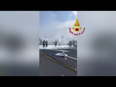 Video Incidente sull'A4, esplode un camion cisterna carico di gas. Colonna di fumo nero in autostrada