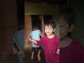 မြေးမလေးက သူ့အဘိုးကို အလှပြင်ပေးနေတာ