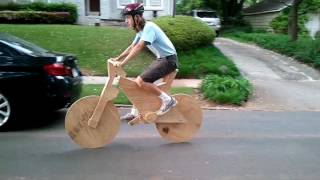 Деревянный велосипед с деревянными колесами