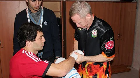Boxing hand wrap with Cutman Joseph Clifford (2019)