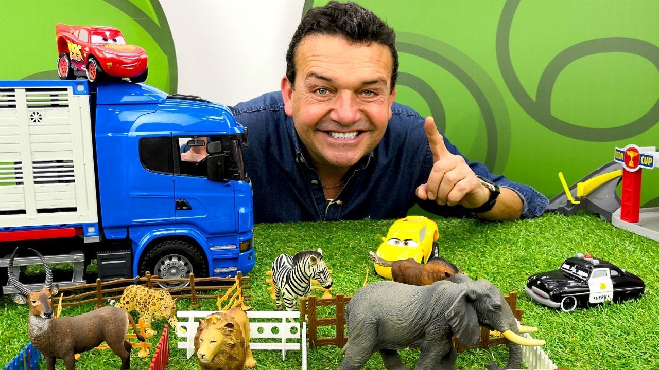Rayo McQueen ayuda a un camión de animales. Vídeo de juguetes para niños. 