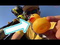 光るアヒルをバイクに取り付け 変なおもちゃ 令和最新版 Attach a glowing duck to the bike