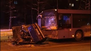 Отбросило под автобус: момент смертельной аварии в Архангельске