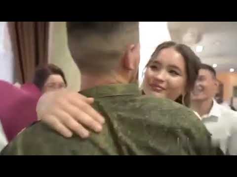 Воин из СВО сделал сюрприз, прибыв на свадьбу сестры. Видео из Сибая