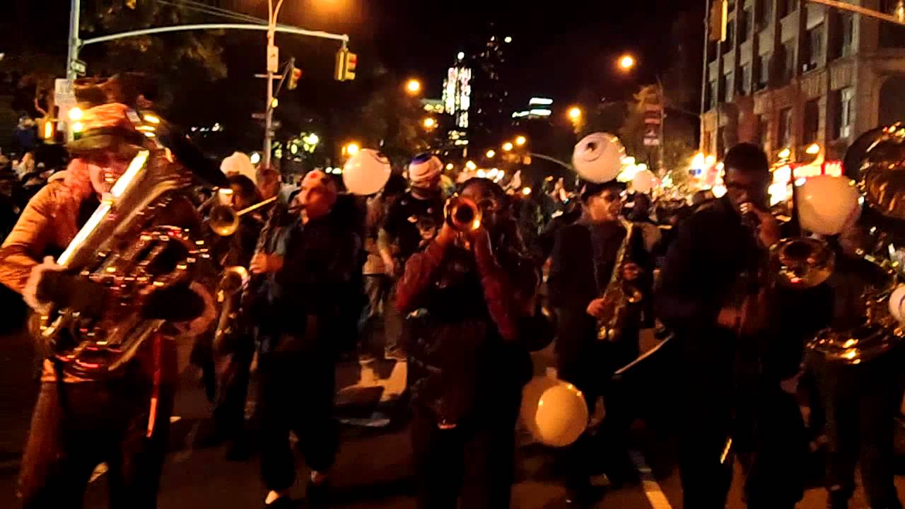 Halloween Parade~NYC~2011~VillageVoice Float~NYCParadelife - YouTube
