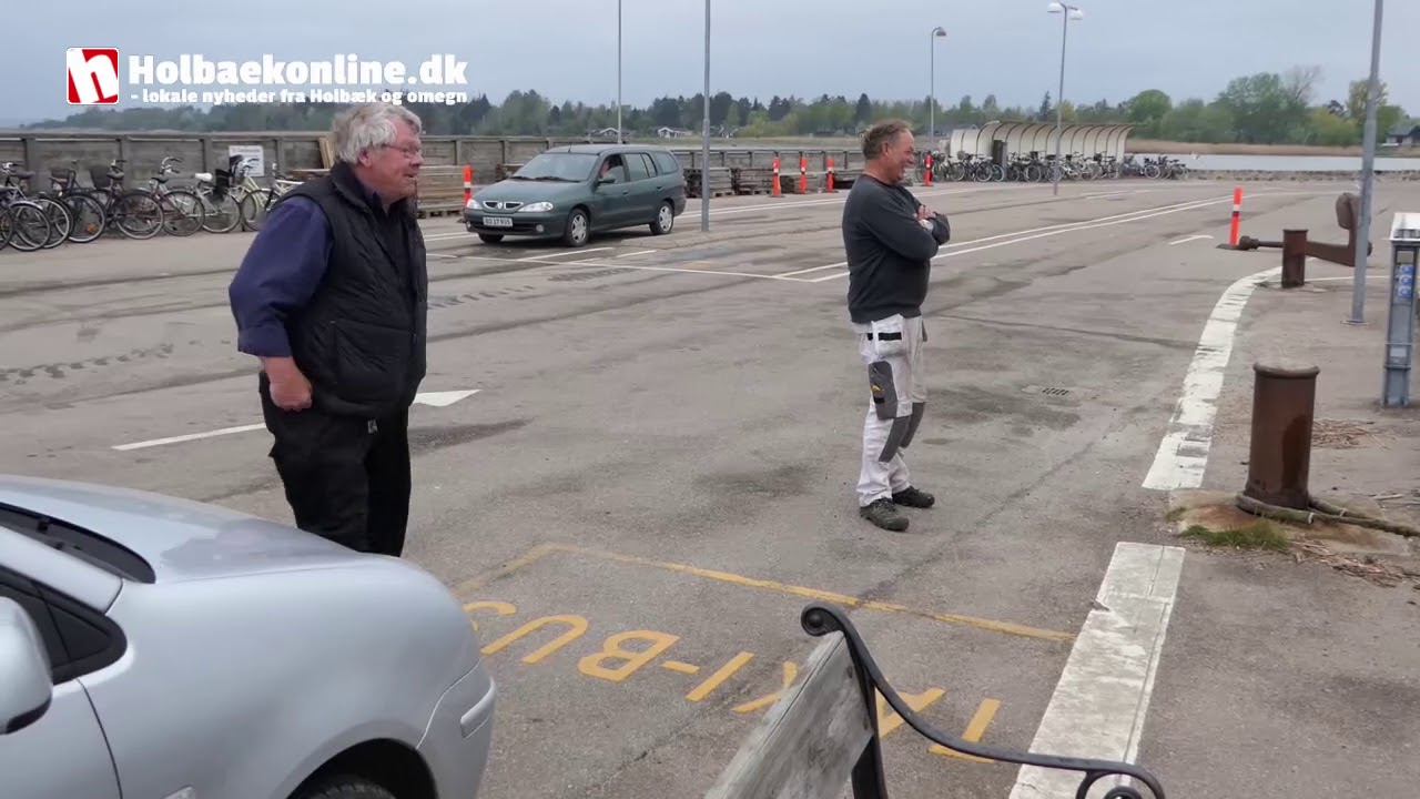 Ramponeret træskib bugseres væk og hugges op