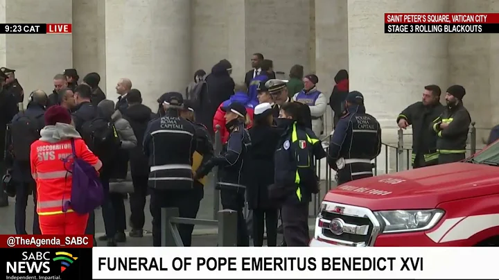 Believers lining up to pay tribute to former Pope Emeritus Benedict XVI