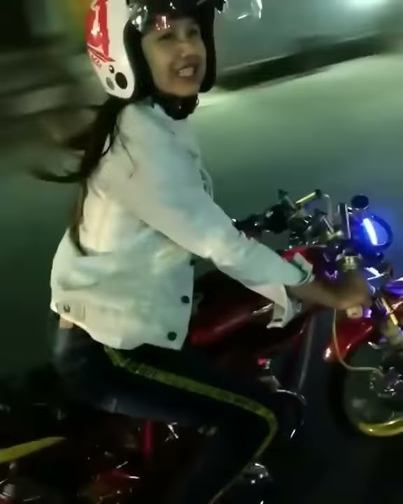 Cewek cantik naik motor CB