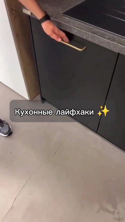 Мусорное ведро с крышкой на дверцу кухонного шкафа. Ведро легко ...