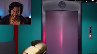 Roxy Glitches Through The Door