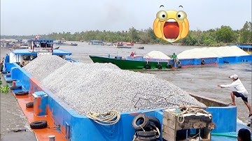 Hai xà lan Đá khổng lồ va chạm thật nguy hiểm