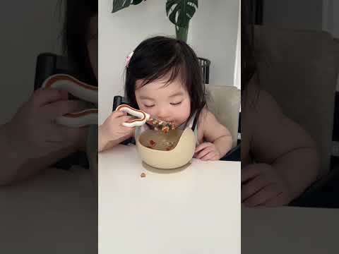 Díu hết cả mắt mà tay vẫn phải cố xúc lấy vài thìa