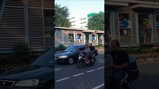 Gurauan Berkasih Tepi Jalan