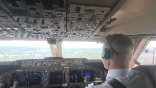LANDING AT JFK Airport! BOEING 747-400! .  (cockpit view of low turn into the  runway)