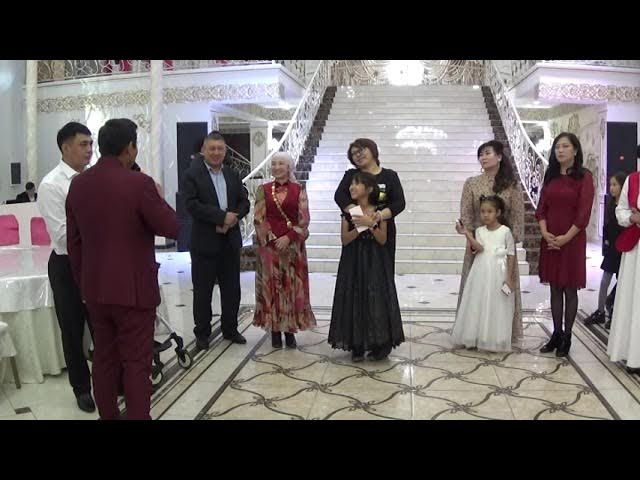 қыздар аяқтарын жайып қағып отыр Камминг сұлуларының суреттері