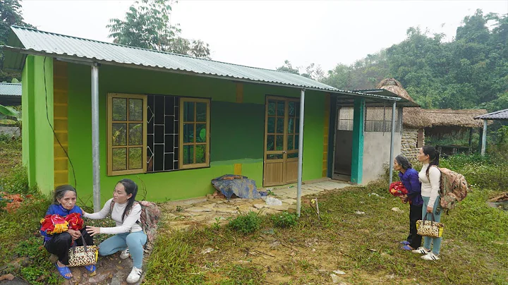 An old woman wandering aimlessly on a rainy day was helped by a young girl to find a warm home.