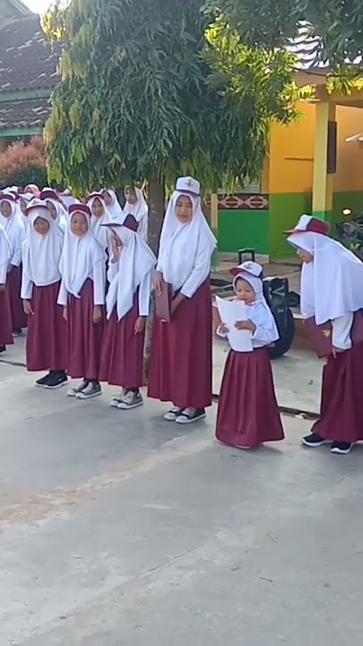 baca teks UUD 1945 kelas 1 B SDN 1 Sinar Banten