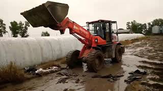 Pala Taurus Tl2500 En Feed Lot Bajo Barro