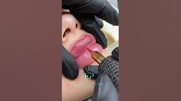 Зачем делать перманентный макияж губ?