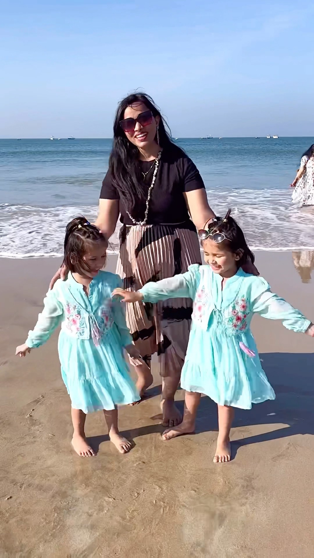 Vedika  mumma ko lekar gai goa wale beach pe??