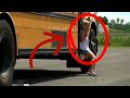 هذه الطفلة علقت يدها في باص المدرسة .. و تحرك الباص فجأة .. شاهد ماذا حدث !! سوف تنصدم