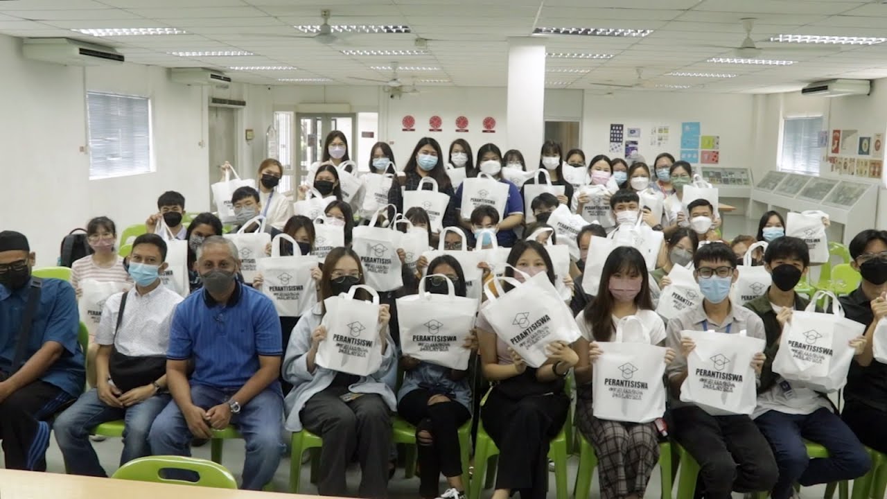 Hcuc 40 HCUC students get free tablets from the government - YouTube