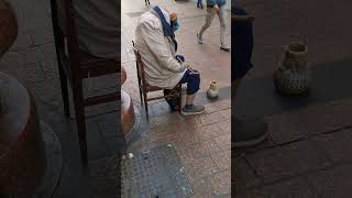 hombre sin cabeza en la calle