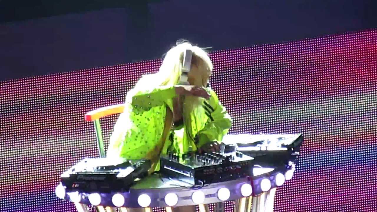 2NE1 IN TAIWAN ( CL CL CL CL CL DJ Time )