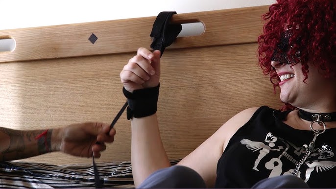 Қыз заттарға үйкеле отырып, мастурбация жасады Бір досымды күтіп отырып, мен оны қағып алдым.