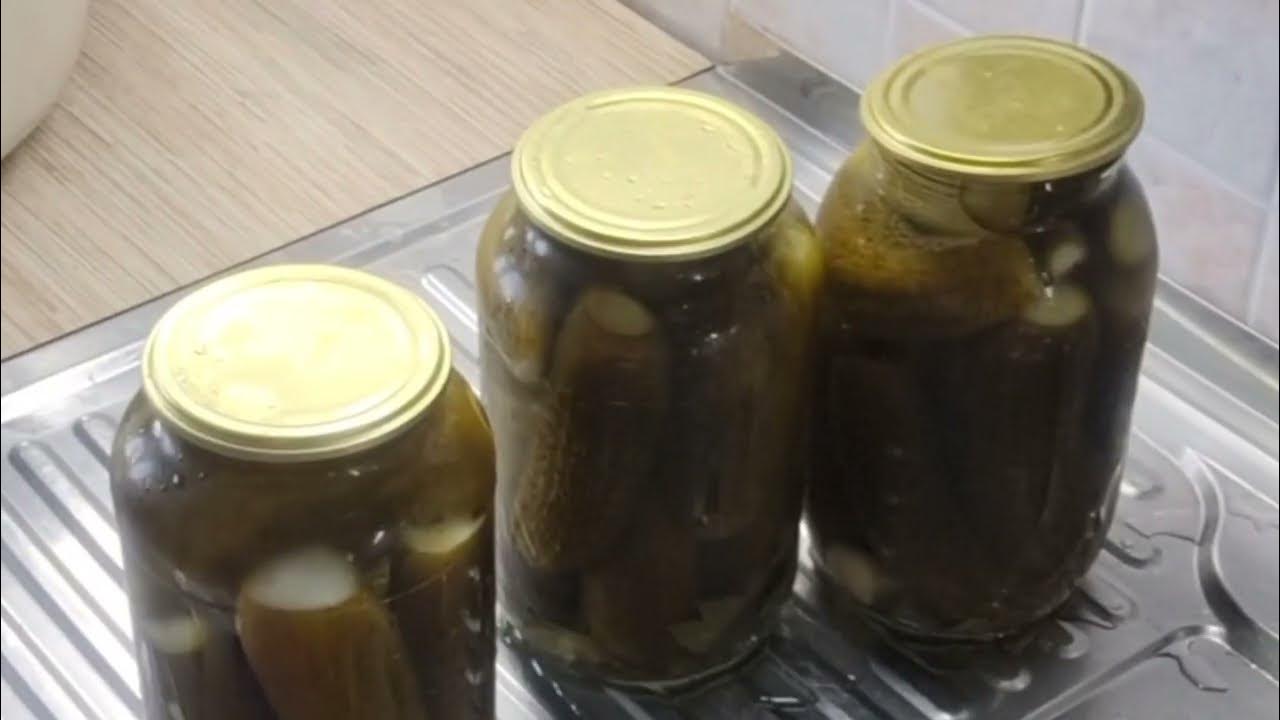 Рассол для малосольных огурцов. Соленые огурцы рассол 1 литр. Соленые огурцы рассол 1 литр. Соление огурцов. Маринованные огурцы рассол.