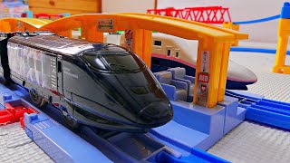 プラレール Ｅ３系現美新幹線とＥ４系ＭＡＸ新幹線を走行 ２月に発売になったくみかえプラレール駅を使用