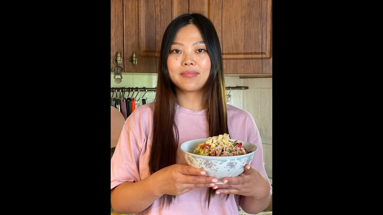 Холодный суп с лапшой. Корейское блюдо Кукси. По-настоящему летнее ...