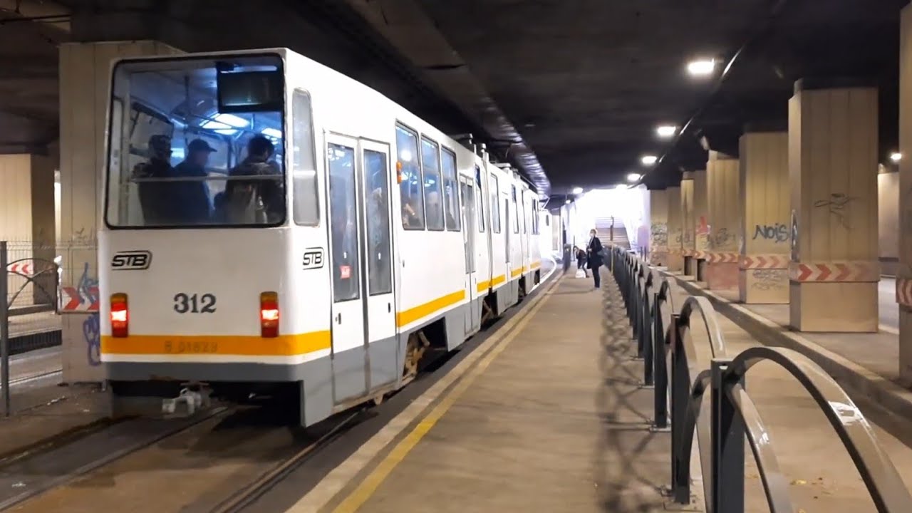 Tramvaiul V3A-93 312, efectuand statia 