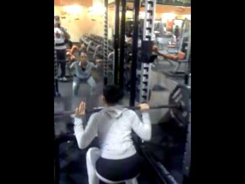 Amanda Serrano squatting