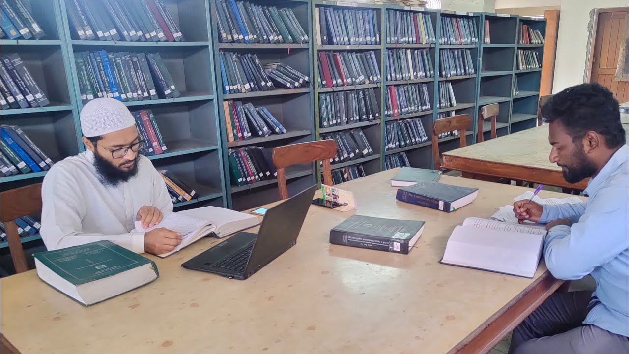 ইসলামী বিশ্ববিদ্যালয়ের কেন্দ্রীয় লাইব্রেরির ভিতরে ও বাহিরে যেমন৷ সমৃদ্ধ একটি গ্রন্থাগার। IU