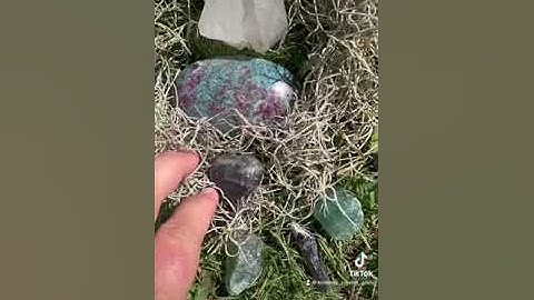 Heart chakra and inner child crystal grid 💚 April 2023.