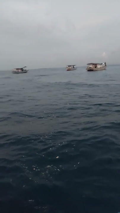 suasana pagi di tengah laut