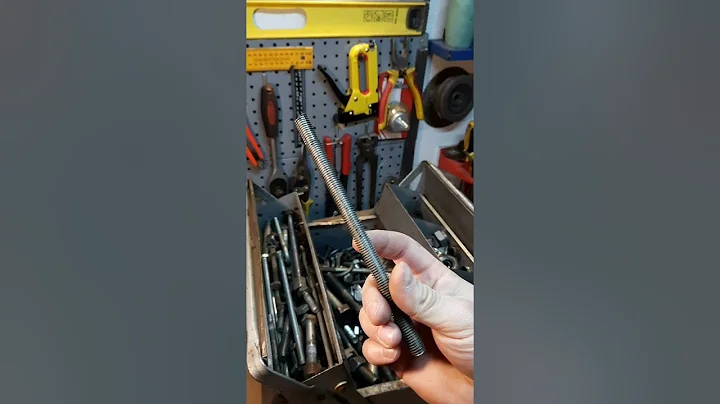 An easy way to unscrew a disc from a grinder without a key.